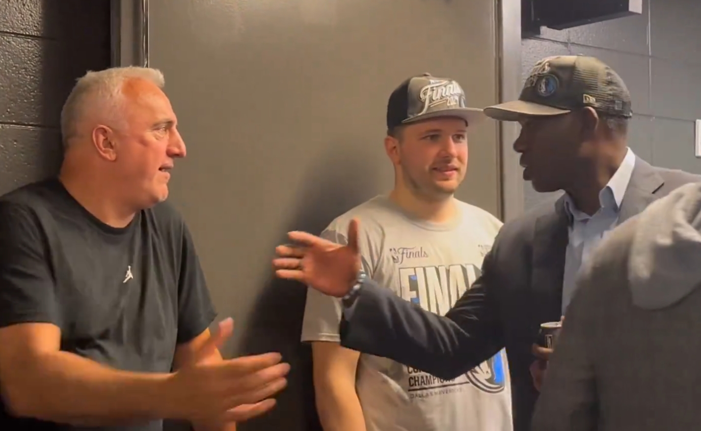 ???1年前今天的名場(chǎng)面！東契奇闖進(jìn)總決賽后喝啤酒被芬利沒(méi)收