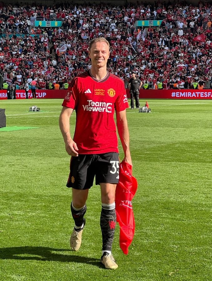 掛靴！記者：對(duì)陣中國香港，是37歲曼聯(lián)老將埃文斯的生涯告別戰(zhàn)