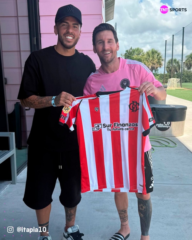 與球王??的合照！阿超球員參觀邁阿密訓(xùn)練中心，借機(jī)與梅西合影