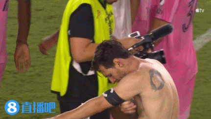 球衣-1??梅西賽后赤膊上身，他的落場(chǎng)球衣又被交換走了