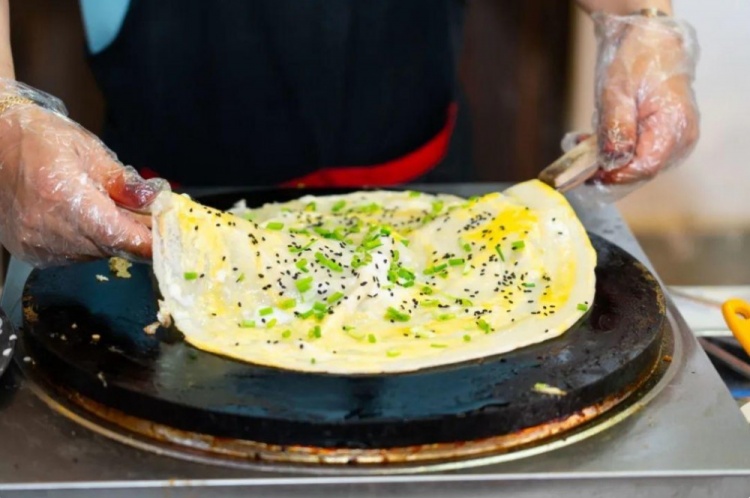 “蘇超”期間鹽城送福利：外地游客憑賽事入場(chǎng)票可免費(fèi)領(lǐng)雞蛋餅