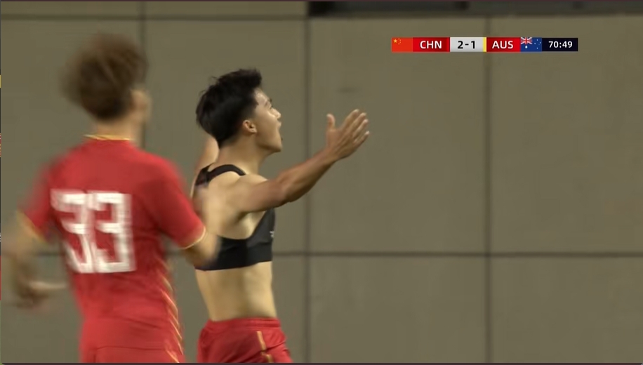 脫衣慶祝！梁仕宇頭球接力破門(mén)，國(guó)少3-1領(lǐng)先澳大利亞U16