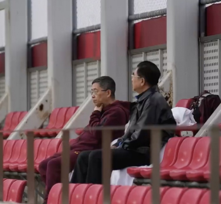 國(guó)足出征在即！足協(xié)主席宋凱和副主席許基仁雨中觀摩訓(xùn)練