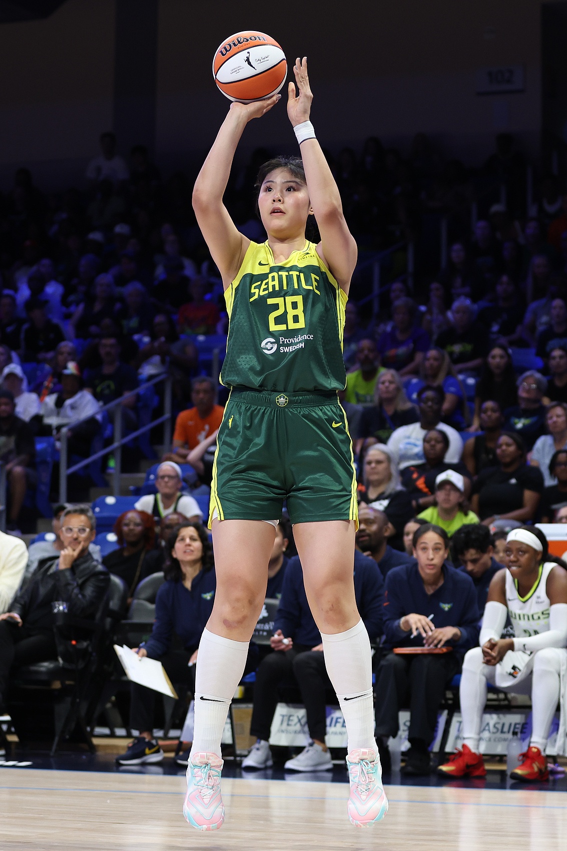 風(fēng)暴遭夢(mèng)想逆轉(zhuǎn):李月汝面對(duì)瓊斯&格里娜兩大中鋒打2+1 獲解說(shuō)稱贊