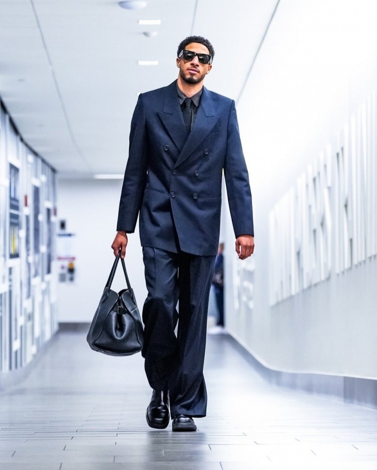 尼克斯鐵粉調(diào)侃哈利G6賽前拎包進(jìn)場(chǎng)！后者：打包送你們回家??