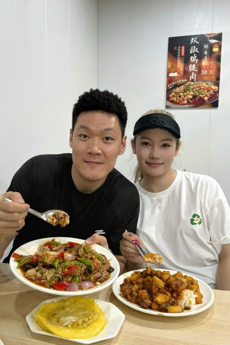 張寧妻子：今天是結(jié)婚兩年紀念日 行囊羞澀都無恨&難得夫妻是少年