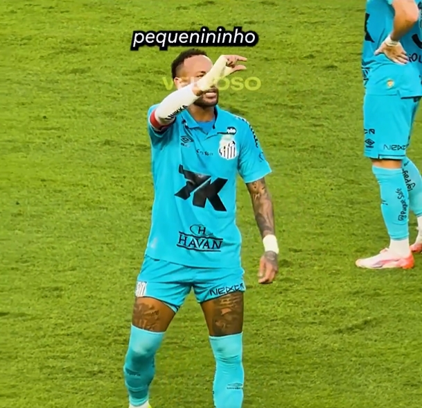 內(nèi)馬爾爆粗罵球迷+做手勢(shì)挑釁，唇語(yǔ)專家解讀：你們都太小了??