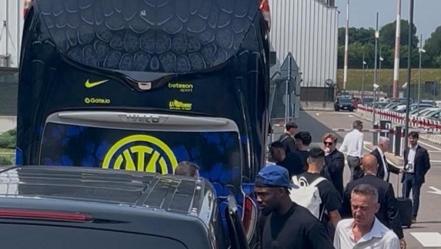 ??米體：只有一名球迷為國米接機(jī)，他自嘲“我是唯一的白癡”