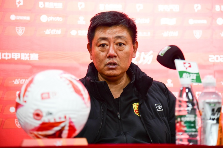 青島媒體：小里瓦爾多缺乏運(yùn)動戰(zhàn)進(jìn)球能力，紅獅保級壓力越來越大