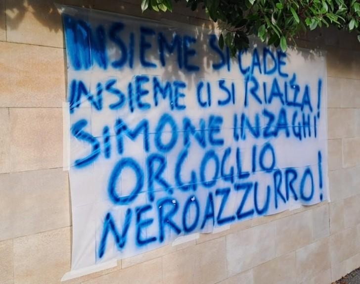 國米球迷橫幅挽留小因扎吉：一起跌倒一起站起來！你是我們的驕傲