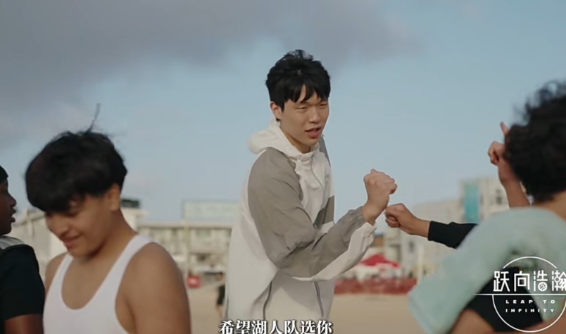 楊瀚森沙灘散步被美國小球迷索要合影 球迷希望他被湖人選中??