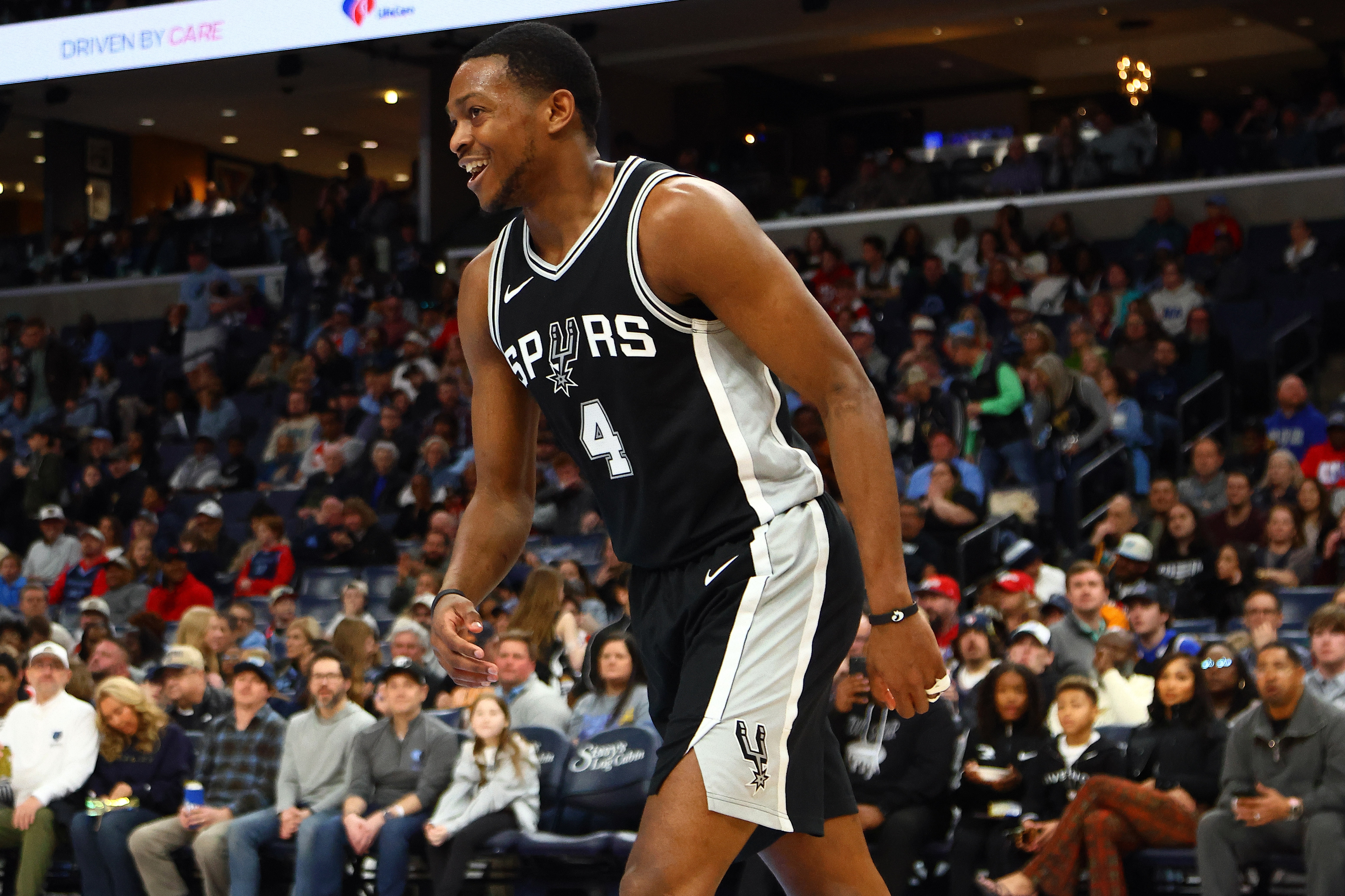 總決賽結(jié)束后?？怂褂匈Y格續(xù)簽3年1.4億 若等到8月可簽4年2.29億