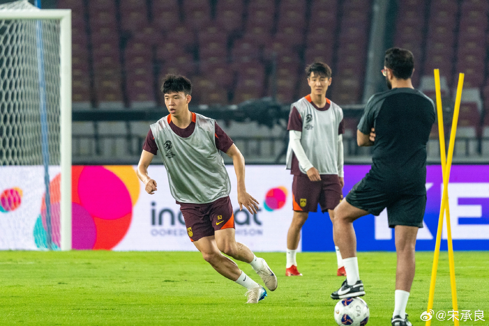 拿掉誰(shuí)？國(guó)足訓(xùn)練11人穿背心：張玉寧搭檔王鈺棟，塞鳥韋世豪在列