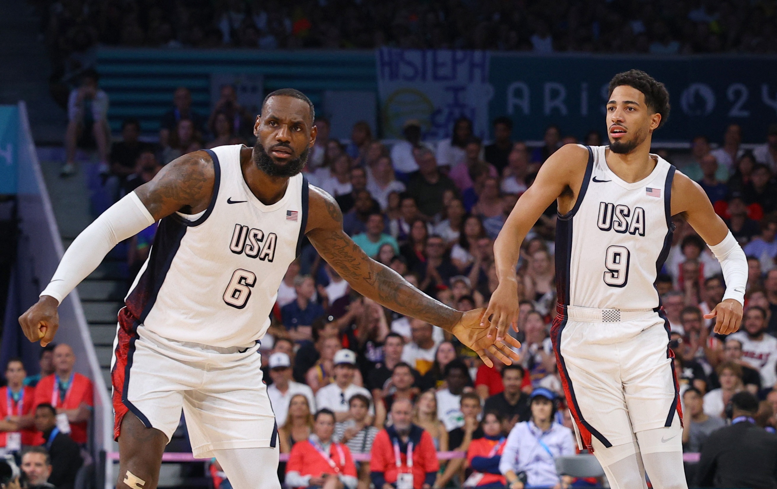 詹姆斯：無論是否得到出場機(jī)會(huì) 哈利伯頓在美國隊(duì)每天都保持微笑