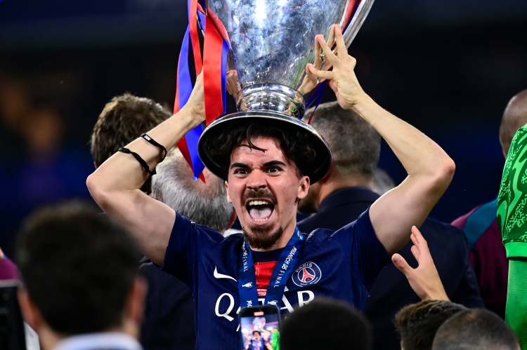 馬丁內(nèi)斯：維蒂尼亞是巴黎斬獲三冠王的關(guān)鍵球員，他配得上金球獎