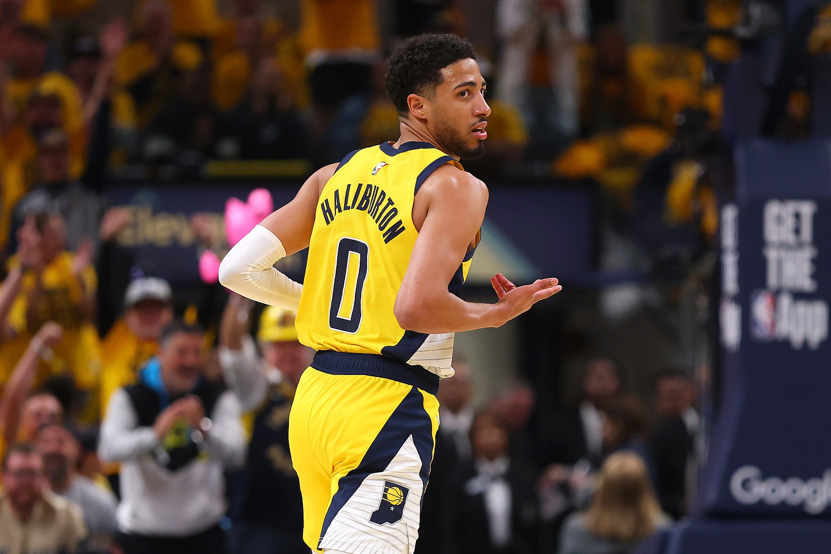 還不夠！哈利伯頓半場(chǎng)三分3中2拿到6分7板3助 出現(xiàn)2失誤