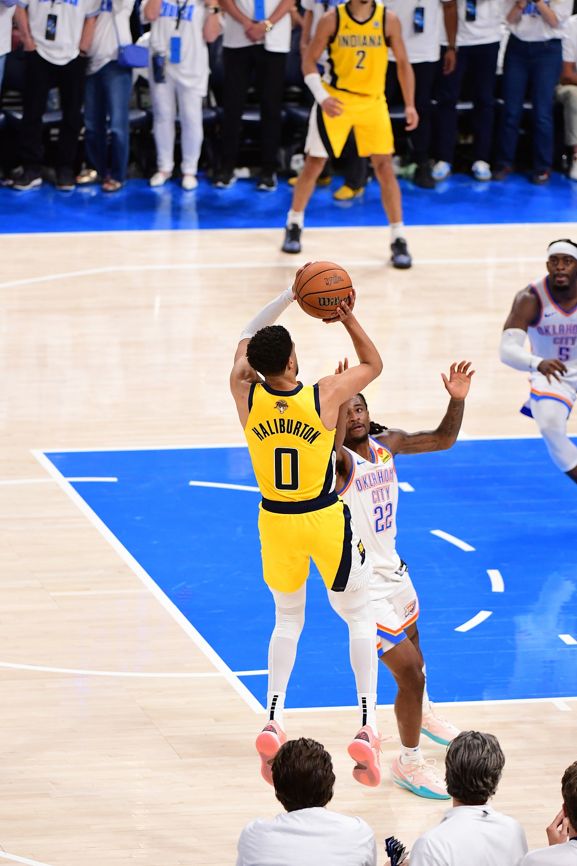 千里之外的支持??哈利伯頓絕殺后 步行者主場(chǎng)陷入極致的狂歡！