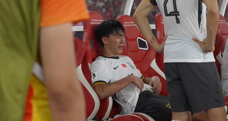 無緣世界杯！賽后胡荷韜坐在替補席，長時間痛哭不止??