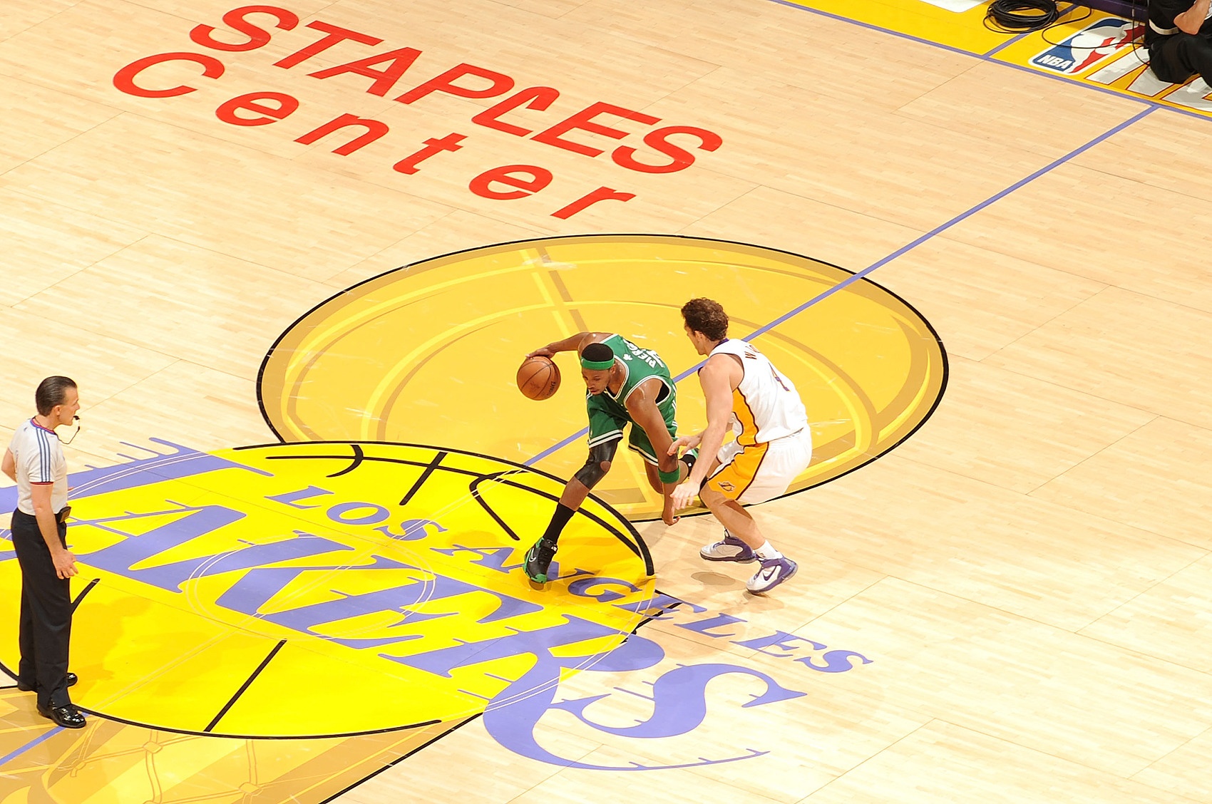 改放廣告??NBA發(fā)言人：移除季后賽貼花是出于球員安全&清理原因