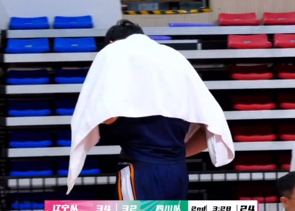 周琦深夜更博自責(zé)：哨響是比賽的一部分 面對爭議吹罰我該更冷靜