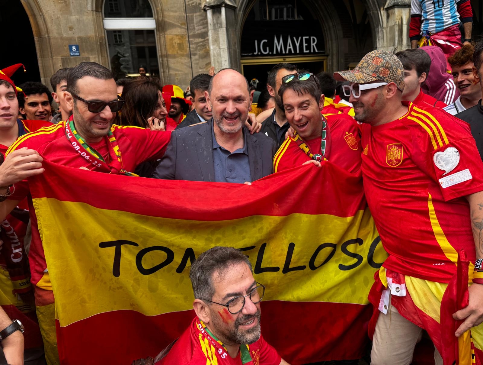 西班牙歐國聯(lián)決賽對陣葡萄牙，足協(xié)主席賽前與球迷載歌載舞