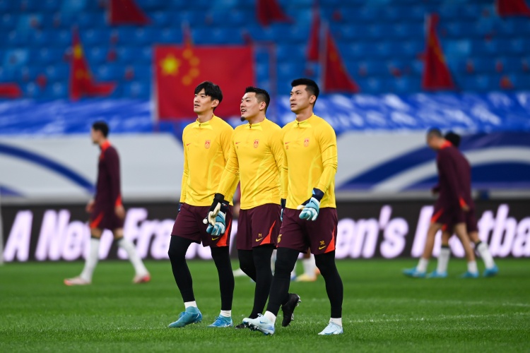 足球報(bào)：30+的球員基本要告別國足 有合適人選歸化可以繼續(xù)推進(jìn)