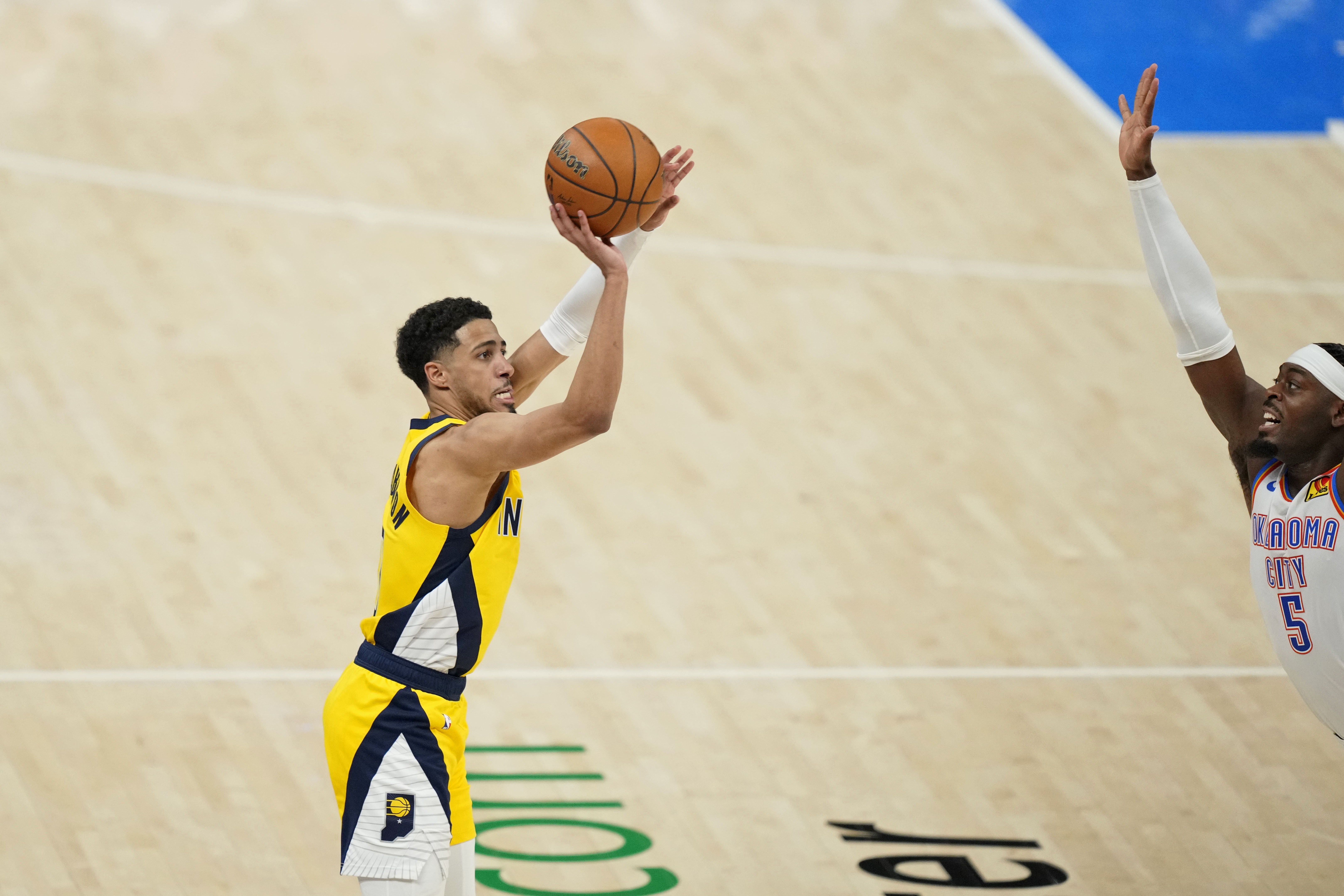 你得支棱起來(lái)??！哈利伯頓前三節(jié)7中2僅得5分3板4助2斷 有3次失誤