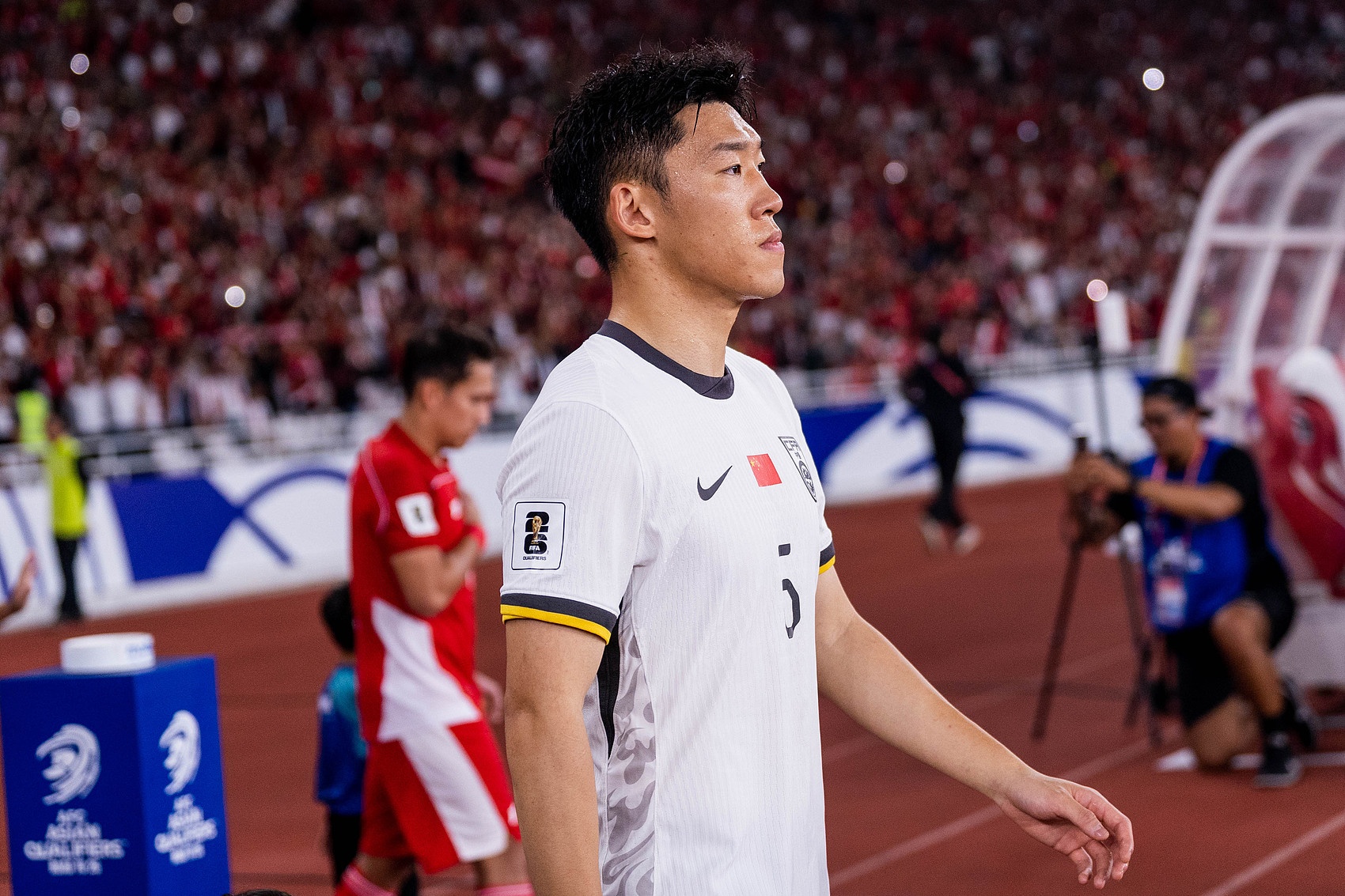 記者：國(guó)足好歹去亞洲最高水平舞臺(tái)見(jiàn)過(guò)世面了，抓緊換帥別磨嘰了