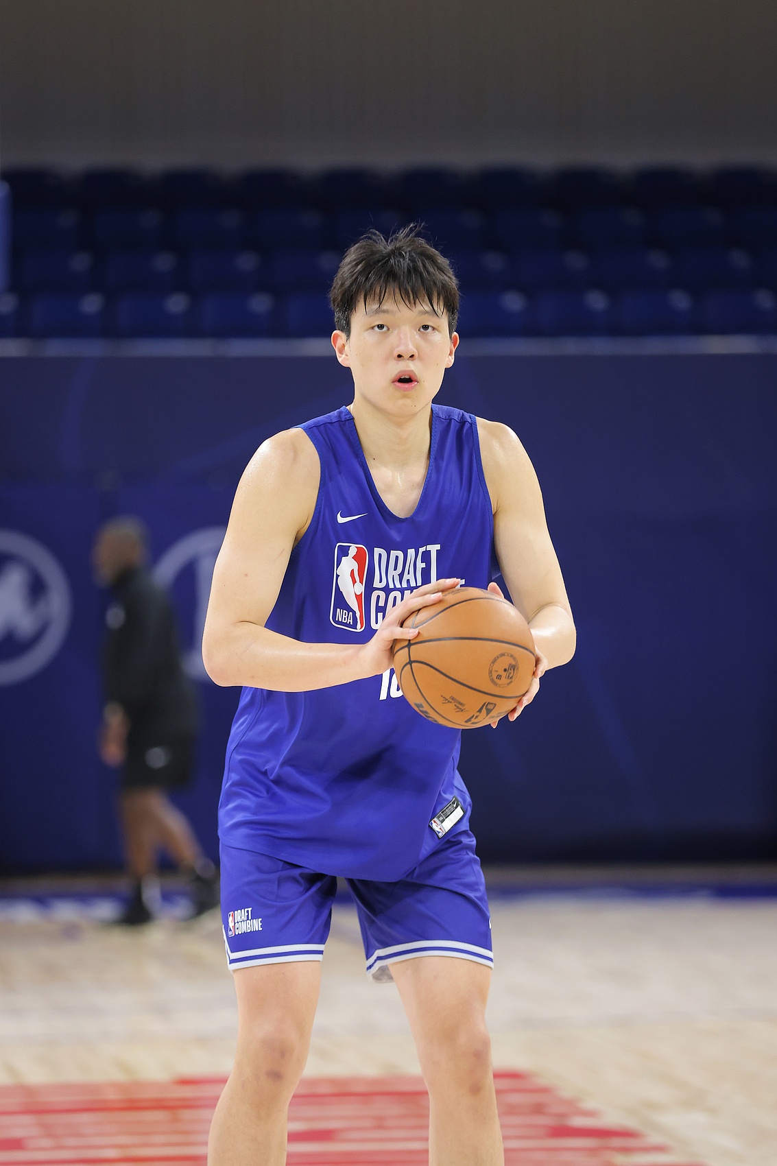 楊瀚森球隊(duì)單獨(dú)試訓(xùn)：試訓(xùn)過(guò)開(kāi)拓者&爵士 將試訓(xùn)步行者&老鷹等隊(duì)