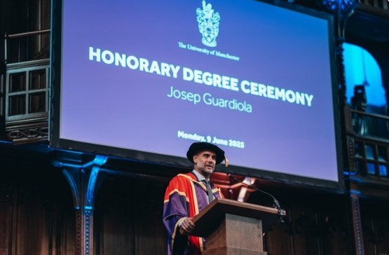 瓜帥被曼徹斯特大學授予榮譽學位，以表彰9年來對這座城市的貢獻