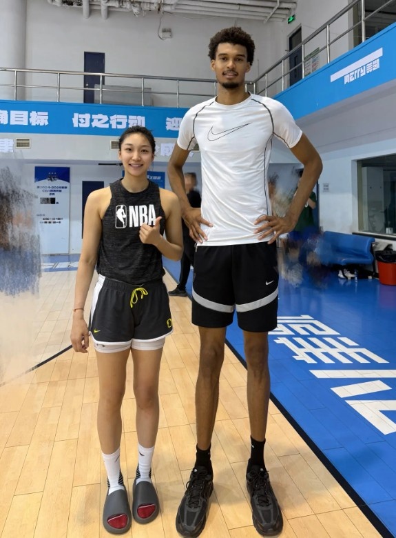 ??當時的秀發(fā)依然濃密！北京女籃球員齊鈺曬與文班亞馬的合照