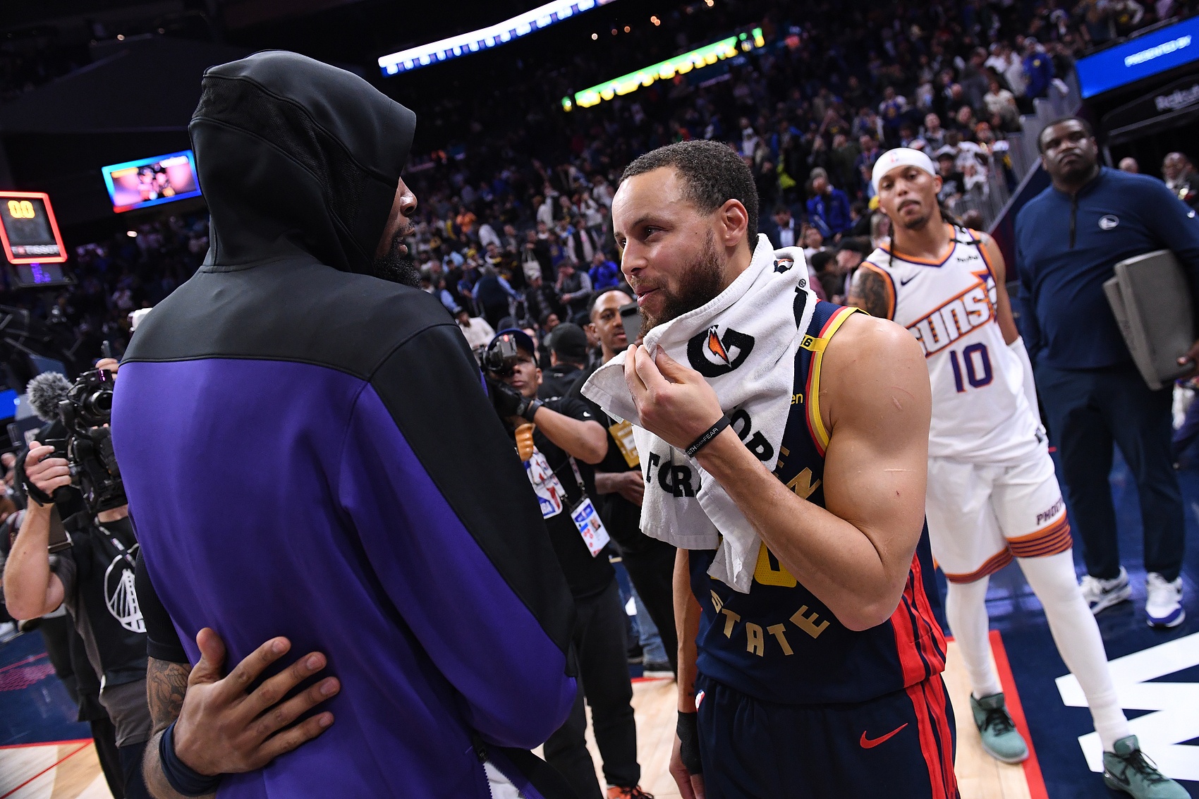 ??球迷：你不是司機(jī)就是個(gè)乘客 KD：去問(wèn)問(wèn)看庫(kù)里會(huì)怎么說(shuō)