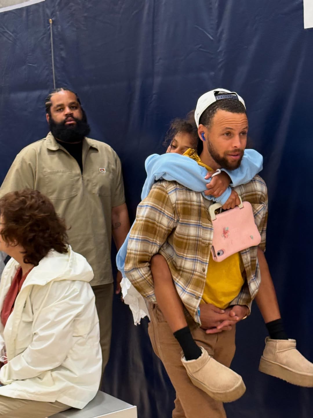 ??好爸爸~庫里連續(xù)兩天觀戰(zhàn)大女兒萊莉 還把二女兒萊恩背來了