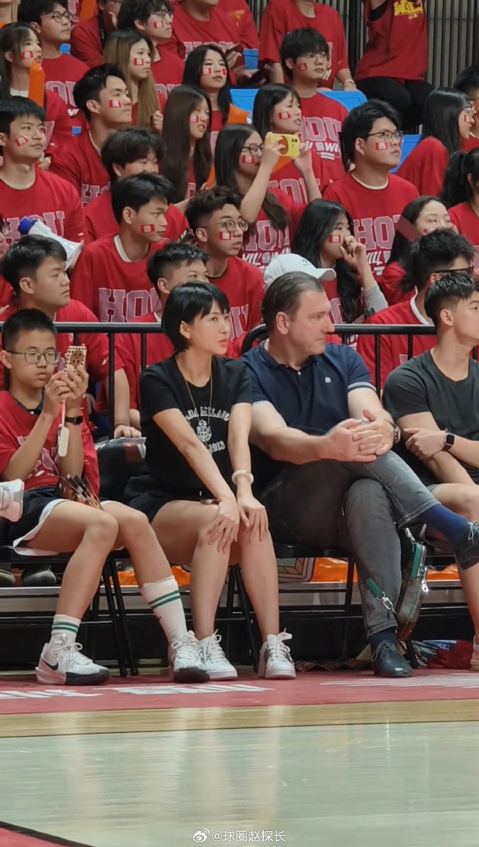 福建伍總和主帥凱撒現(xiàn)身CUBAL賽場 網(wǎng)友稱是觀看華大和北體二番戰(zhàn)