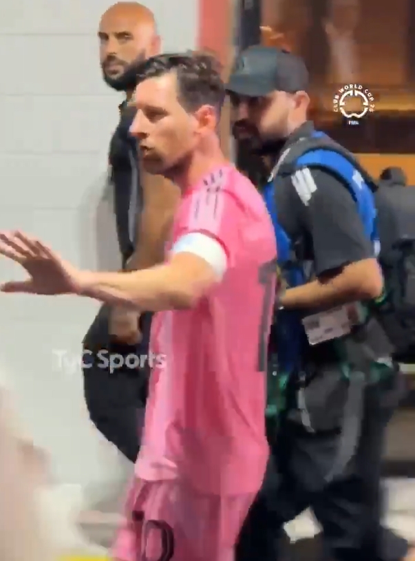 梅西賽后返回更衣室，保鏢亞辛隔了一段距離緊緊跟隨