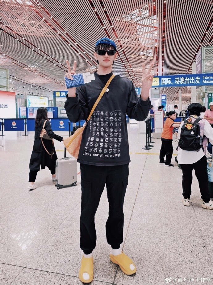早日康復(fù)！曾凡博工作室曬小曾機(jī)場(chǎng)照：德國康復(fù)訓(xùn)練之旅啟程