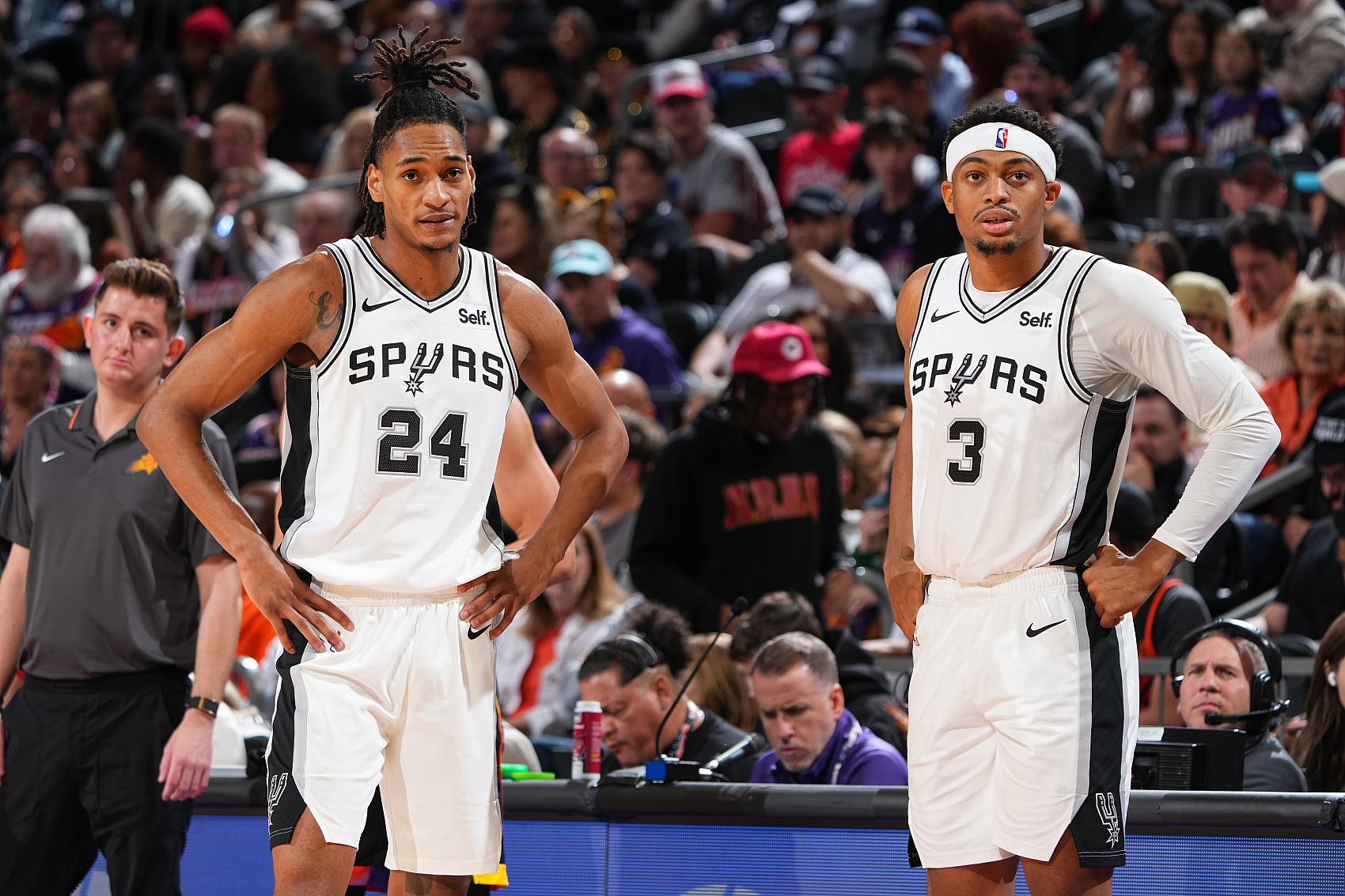 名記：太陽對馬刺報價不感冒 據(jù)信馬刺只愿討論哇塞凱爾登巴恩斯