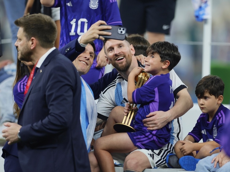 薩內(nèi)蒂：我們?nèi)阅芟硎苊肺髟趫?chǎng)上踢球就是美好經(jīng)歷