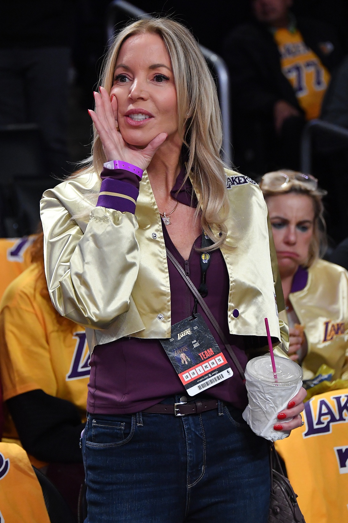 湖記：出售湖人需老巴斯6名子女多數(shù)人同意 管理球隊(duì)至少持股15%