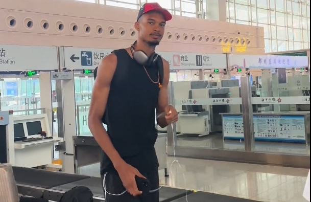 修行結(jié)束 明年見??文班亞馬結(jié)束16天中國行 離別時(shí)與球迷互動(dòng)