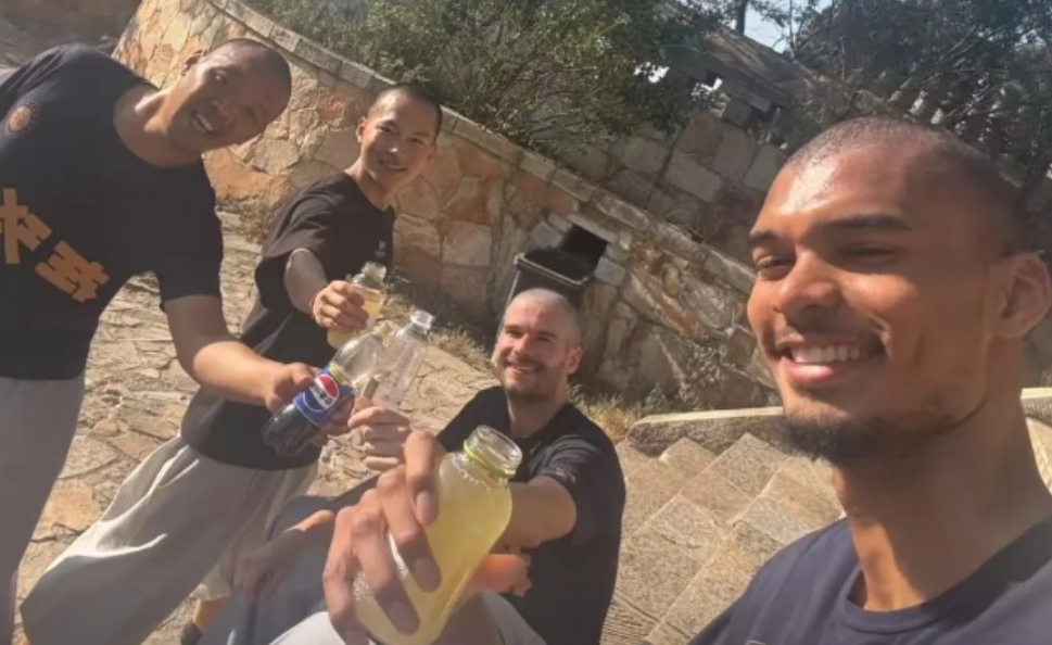 文班：我是個(gè)佛教徒了 方丈讓我用中文念東西 我不知道是啥??