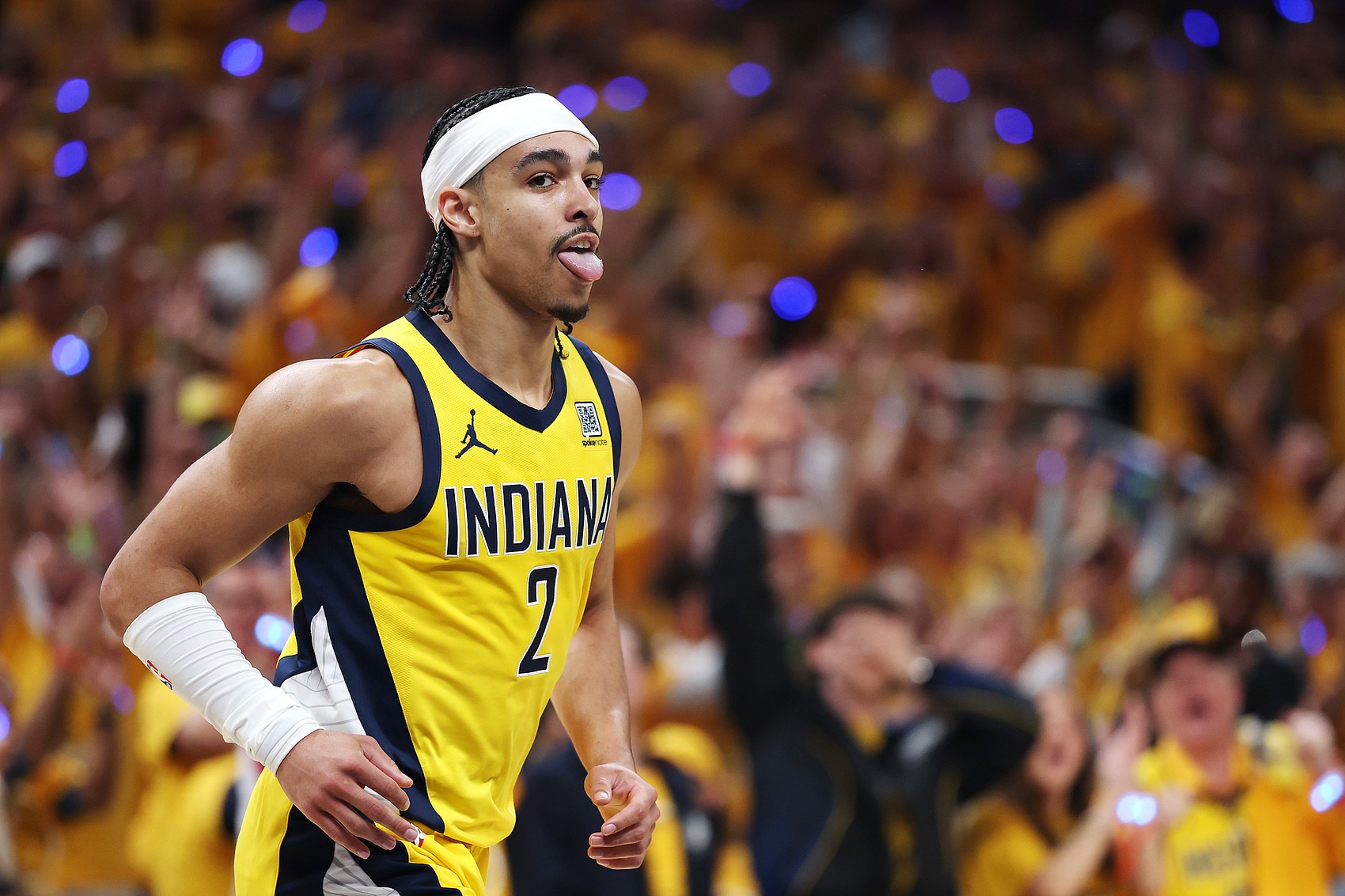 攻守兼?zhèn)洌?nèi)姆哈德半場(chǎng)6中3貢獻(xiàn)9分4板2助 三分1中1