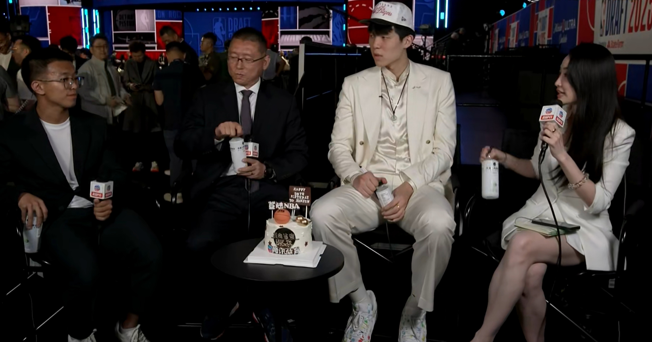 生日快樂！2025年NBA首輪16號秀楊瀚森在選秀大會現(xiàn)場過生日??