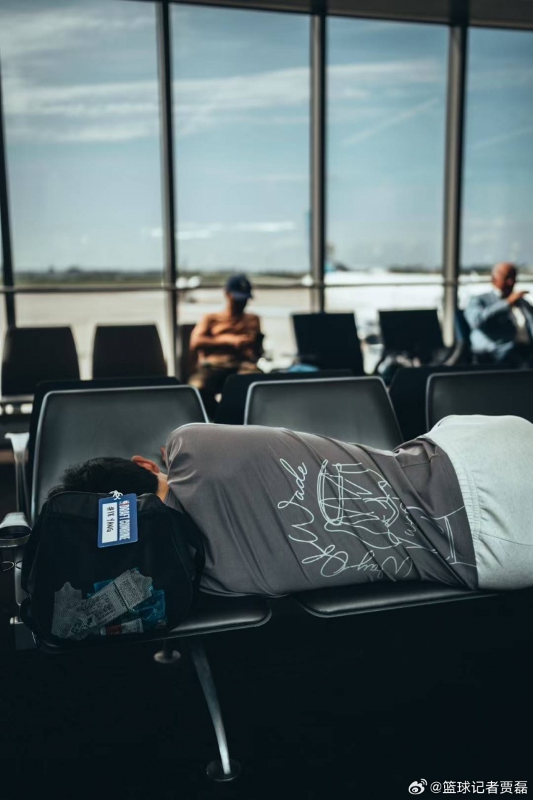 近乎瘋狂輾轉(zhuǎn)各地參加試訓(xùn) 楊瀚森累得只能躺在機(jī)場的座椅上休息