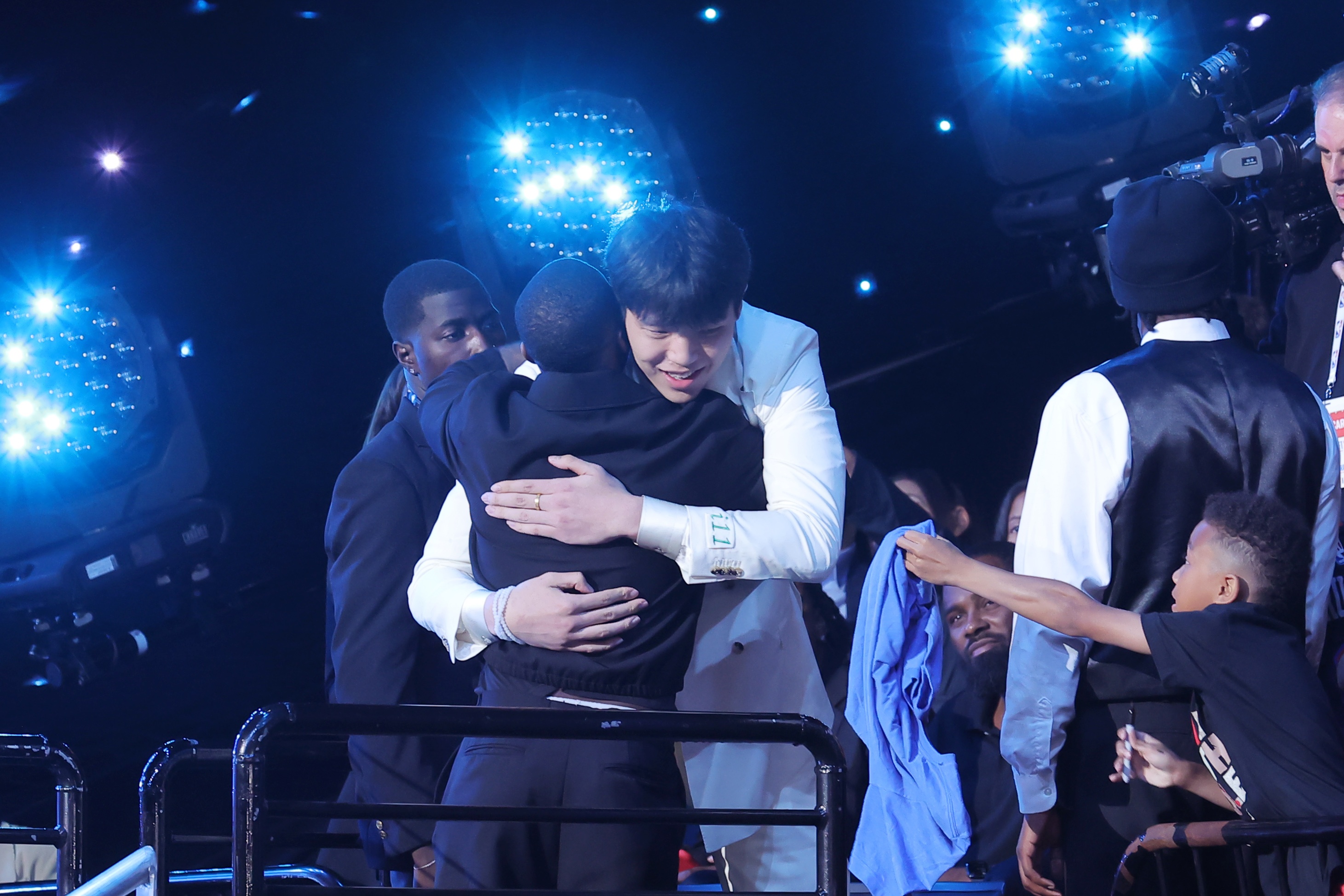 青島隊總經(jīng)理：組建2人保障團(tuán)隊留美至少半年 協(xié)助楊瀚森適應(yīng)NBA