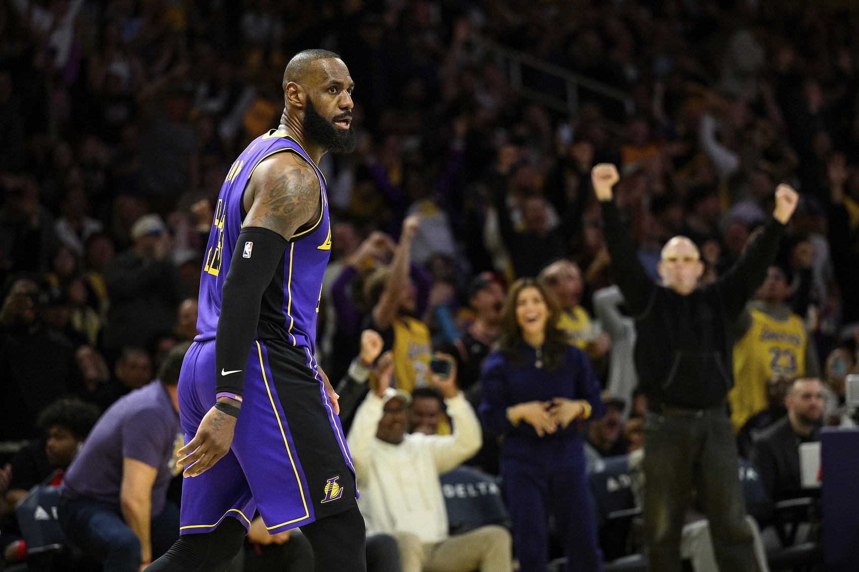 Shams：詹姆斯仍可能會選擇執(zhí)行球員選項 要等到周日他才做決定