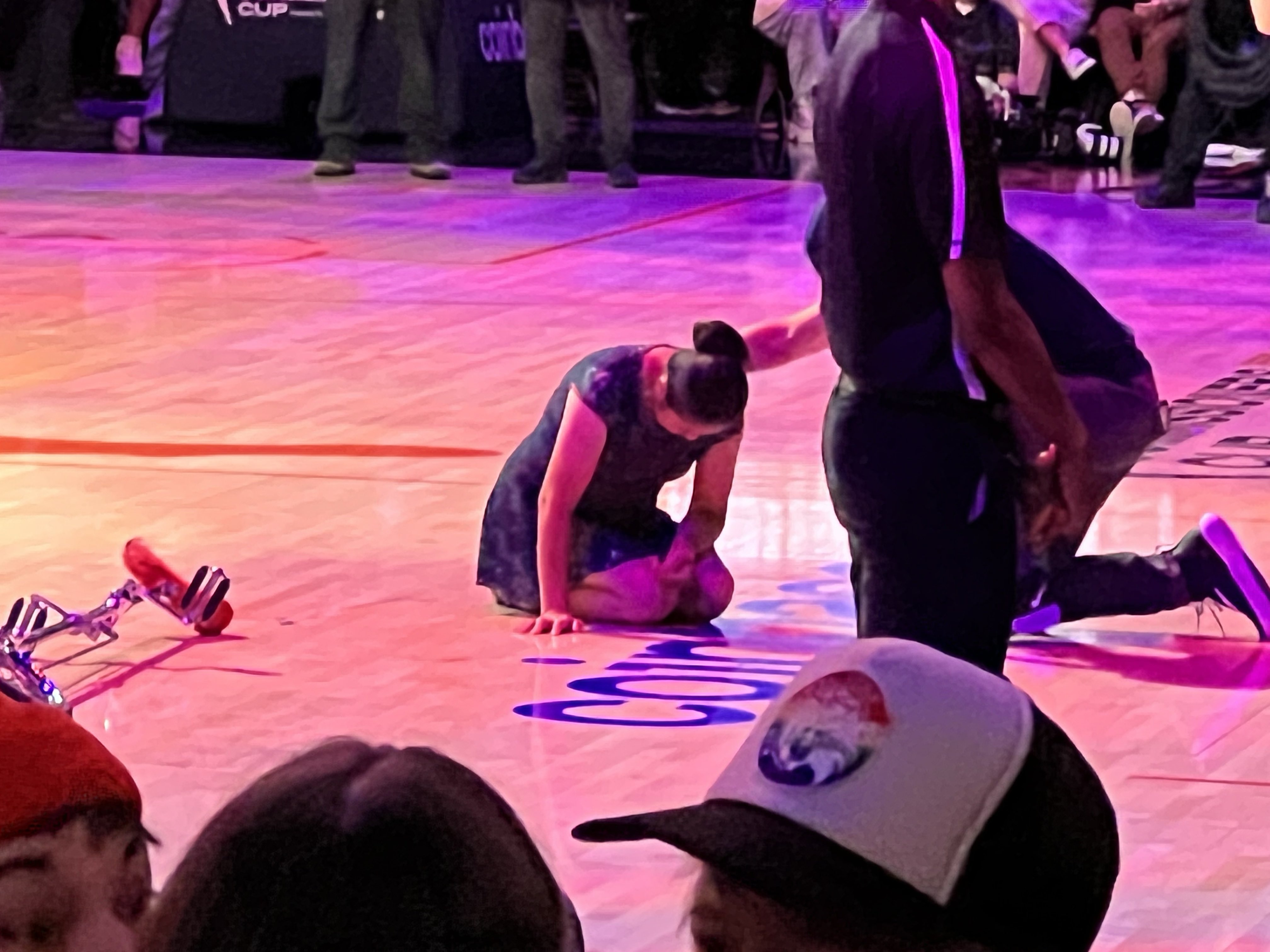 ????32年生涯！頂碗大媽從獨(dú)輪車摔下左手腕受傷 坐輪椅離場(chǎng)