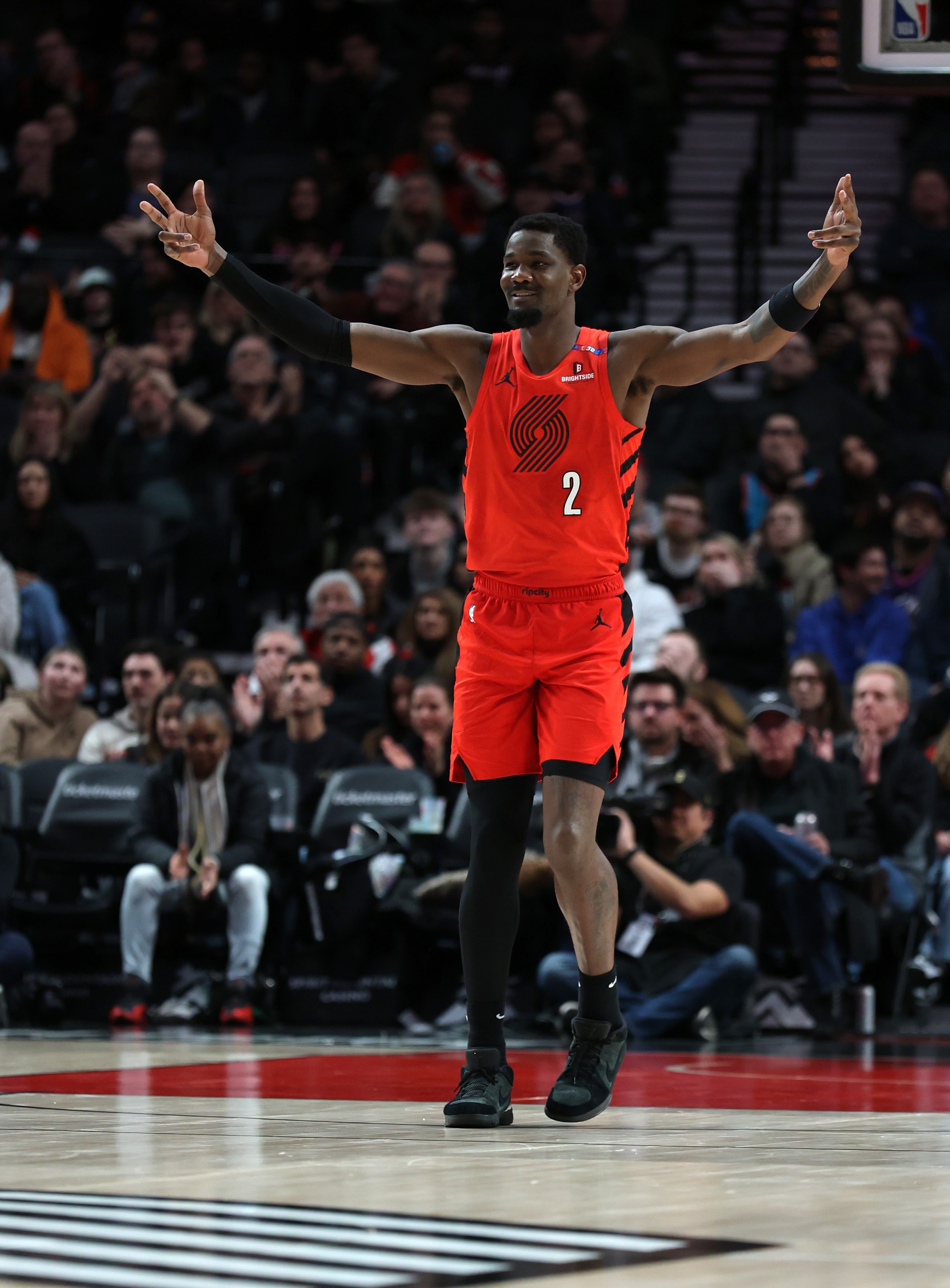 名記：艾頓目前正在牙買加做慈善 翻新社區(qū)/提供電力醫(yī)療教育用品