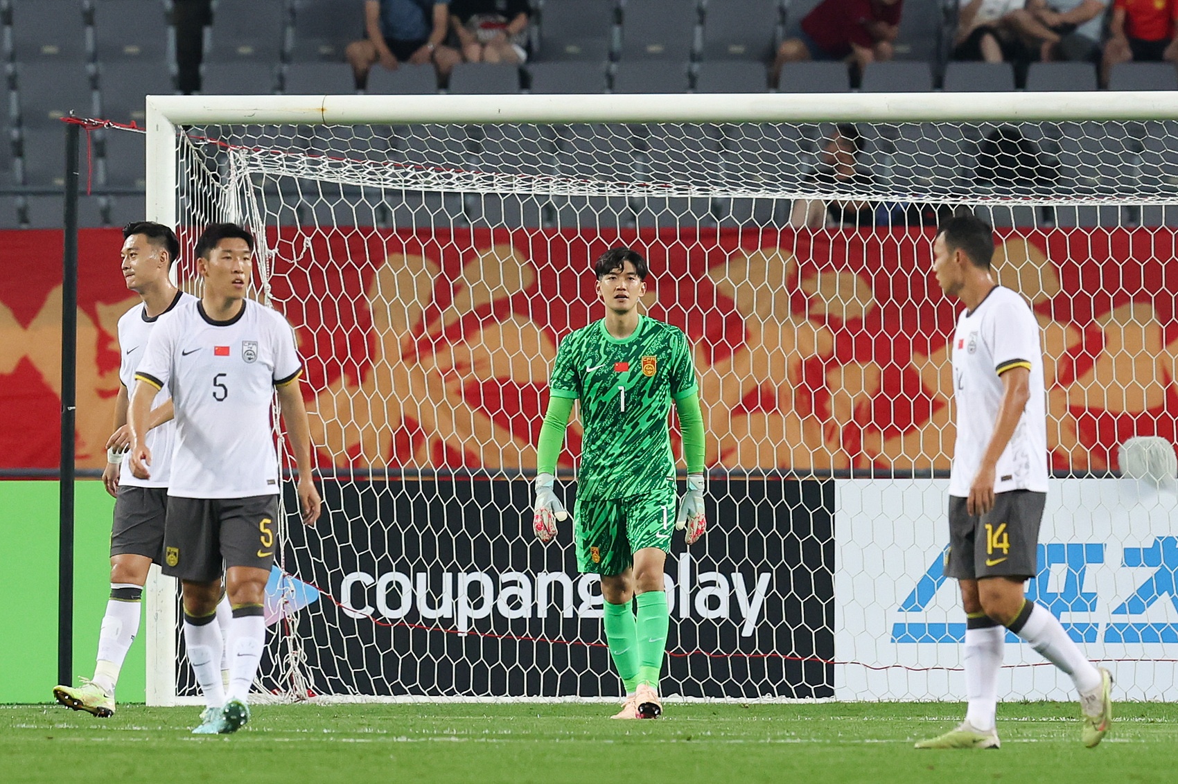 記者：看看中韓球員多方面的差異，就知道比分差距為什么這么大