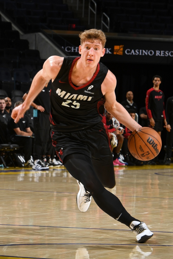 ??熱火20號秀亞庫喬尼斯5投0中 拿到5分4板3助 出現4失誤8犯規(guī)